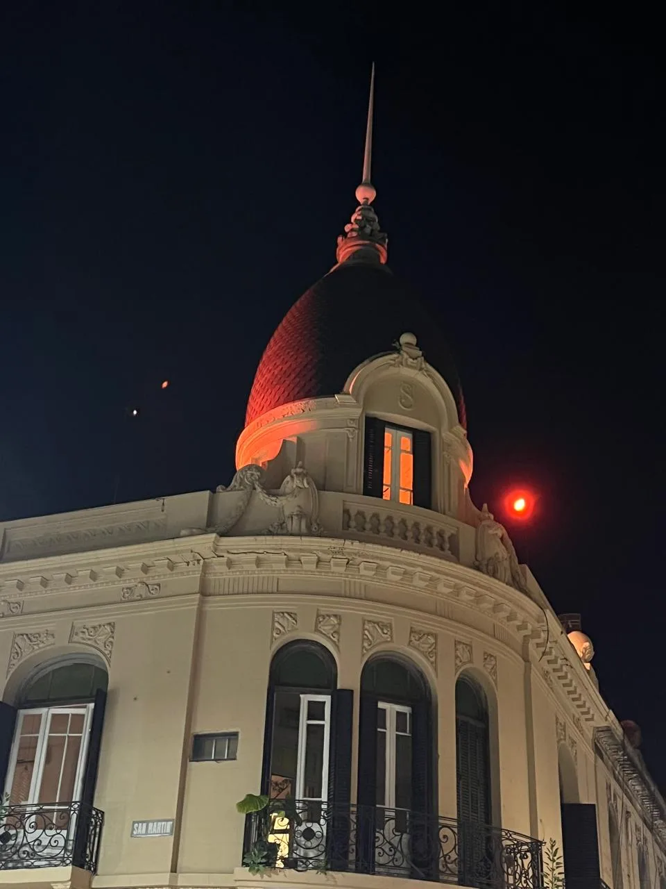 De noche, la cúpula iluminada se vuelve faro del encuentro.
